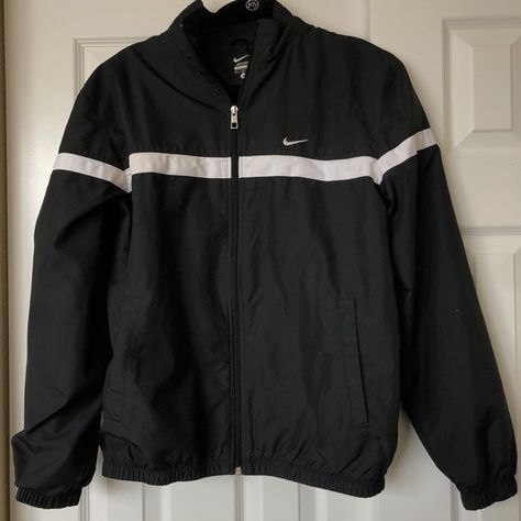 Nike Wind Breaker Outfit, Old Nike Jacket, Black Windbreaker Outfit, Nike Sport Jacket, Coats Nike, Nike Windbreaker Outfit, Nike Jacket Vintage, Nike Coats, Black Nike Jacket