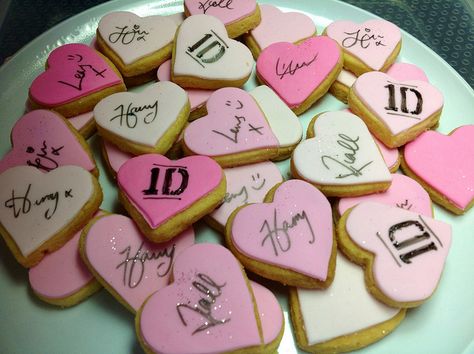 One Direction Birthday Party Ideas, 1d Birthday, One Direction Party, One Direction Birthday, One Direction Cakes, Single As A Pringle, Harry Coded, Harry Styles Birthday, One Direction Cake