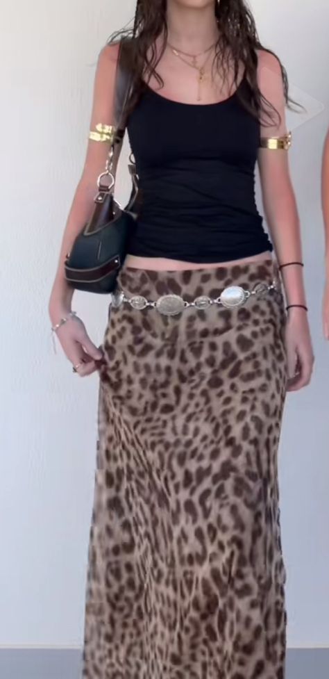 Leopard Print Aesthetic Outfit, Leopard Print Skirt Outfits, Animal Print Skirt Outfit, Leopard Print Aesthetic, Leopard Skirt Outfit, Printed Skirt Outfit, Print Aesthetic, Leopard Print Skirt, Autumn Fits