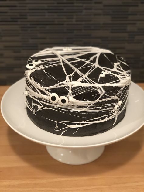 #halloween #halloweencake #blackcake #marshmallowcake #wilton #spiderweb #chocolatecake Spiderweb Cheesecake, Chocolate Halloween Cake Ideas, Spider Web Cake Marshmallow, Spiderweb Cake Marshmallow, Single Layer Halloween Cakes, Marshmallow Cake, Halloween Ball, Halloween Food Treats, Holiday Dinner