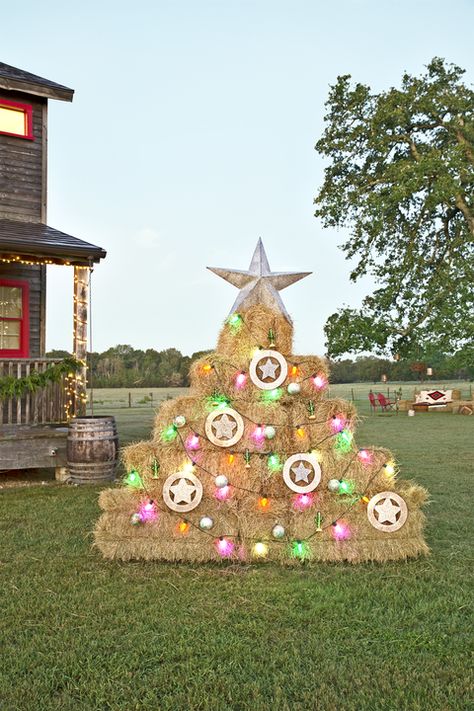 Hay Bale Christmas Tree, Hay Bale Christmas, Natal Country, Best Christmas Tree Decorations, Country Christmas Trees, Alternative Christmas, Alternative Christmas Tree, Country Christmas Decorations, Fun Christmas Decorations