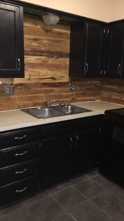 Pallet board kitchen backsplash. It was super easy. We just cut our boards to fit and then used 3 coats of high durability poly. Pallet Kitchen Backsplash, Pallet Kitchen Ideas, Barnwood Backsplash Kitchen, Pallet Board Backsplash, Pallet Wood Kitchen Splash Back, Kitchen Cabinets Pallet Wood, Black Barnwood Wall, Pallet Backsplash, Pallet Wood Backsplash