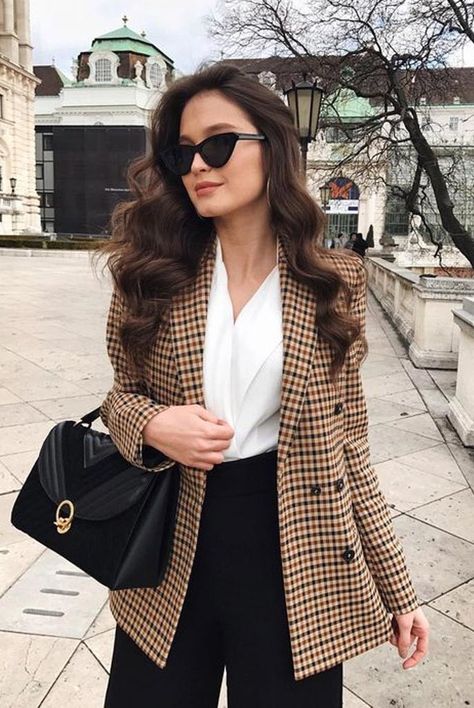 11 looks com blazer xadrez: como usar a peça-chave da estação Checkered Blazer, Work Outfit Office, Chique Outfits, Blazer Outfit, Casual Work Outfits, Mode Inspo, Looks Chic, Plaid Blazer, Work Outfits Women