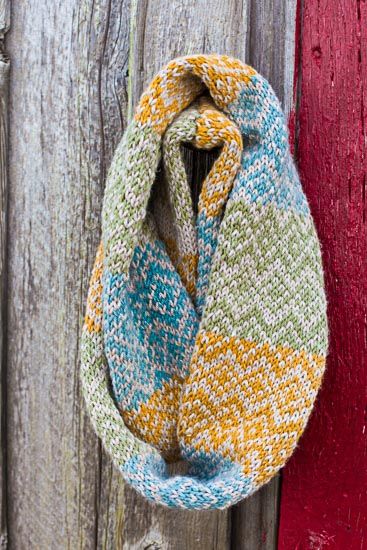 Loom Knit Fair Isle Infinity Scarf (Free Pattern) | Loom Knitting by This Moment is Good! Infinity Scarf Free Pattern, Punto Fair Isle, Fair Isle Scarf, Loom Knitting Pattern, Scarf Free Pattern, Loom Scarf, Knit Fair Isle, Loom Knitting Stitches, Infinity Scarfs