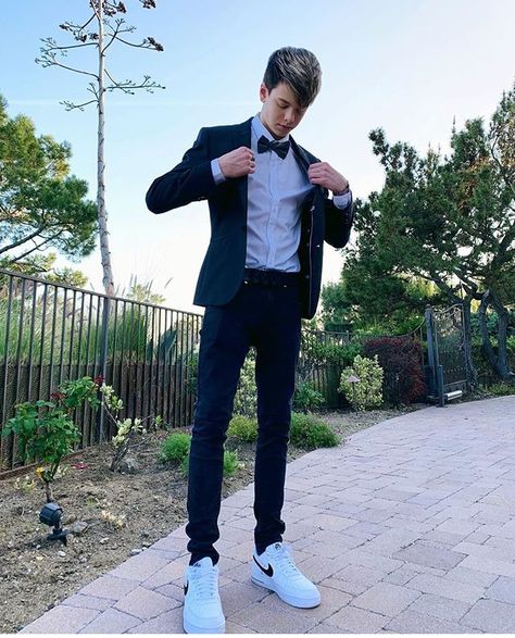 Formal Wear With Sneakers For Men, High School Formal Boys, Teen Boys Suit Outfit Ideas, Young Men Suits Style, Teen Boy Semi Formal Outfit, High School Homecoming Guys Outfits, High School Homecoming Outfits For Guys, Teen Suits Boys, High School Homecoming Mens Outfit