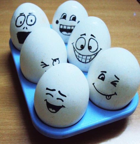 Hard-boil eggs and with a black sketch pen give each Easter egg a different emotion on their face. Påskeaktiviteter For Barn, Funny Easter Eggs, Black Sketch, Creative Easter Eggs, Funny Eggs, Sketch Pen, Easter Egg Dye, Easter Egg Designs, Easter Egg Crafts