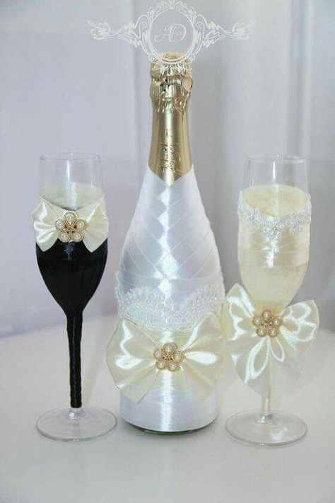 Resultado De Imagen De Botellas De Champagne Decoradas Para Bodas B4D Bridal Glasses, Champagne Glasses Decorated, Wine Glass Decor, Wedding Wine Bottles, Bride And Groom Glasses, Glasses Wedding, Wedding Wine Glasses, Diy Wine Glasses, Wedding Champagne Glasses