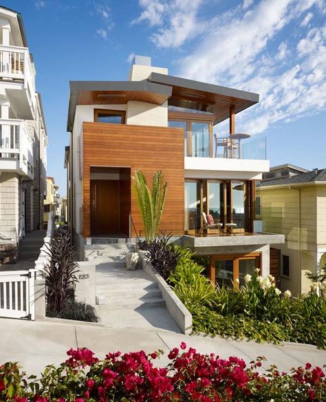 Small lot transformed into stunning Malibu beach house Beach House Room, Beach Home Interiors, Small Beach Houses, California Beach House, Tropical Beach Houses, Malibu Beach House, Tropical House Design, Beach House Exterior, Beach House Plans