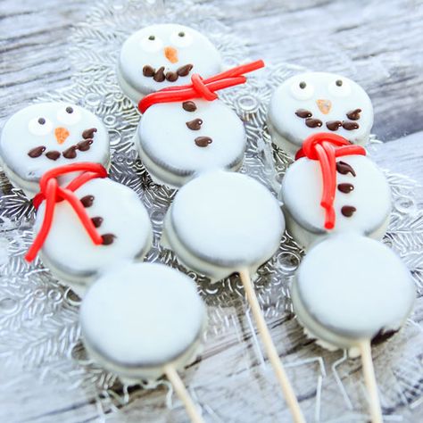 I’m checking out a delicious recipe for Oreo® Snowman from Kroger! Oreo Snowman, Snowman Recipes, Biscuit Decorating, Edible Holiday Gifts, Chocolate Covered Cookies, Snowman Party, School Fair, Snowman Cookies, Winter Treats