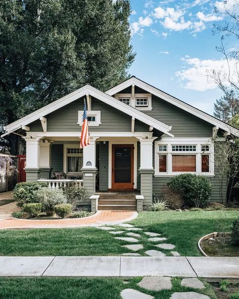 Craftsman Style Homes: Craftsman Exterior Color Ideas and Photos | Hunker Labas Ng Bahay, Craftsman House Exterior, Craftsman Bungalow Exterior, Craftsman Home Exterior, Craftsman Style Exterior, Craftsman Porch, Exterior Color Palette, Girly Apartments, Craftsman Interior