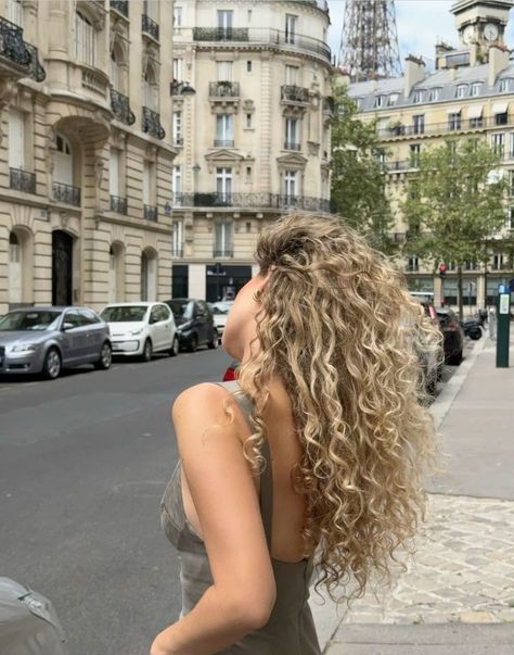 Long Curly Hair Back View, Blonde Curls Aesthetic, Curly Blonde Hair Aesthetic, Curly Beach Hair, Blonde Curly Hair Natural, Highlights Brown Hair Balayage, Curly Hair Hairstyle, Curled Blonde Hair, Long Blonde Curly Hair