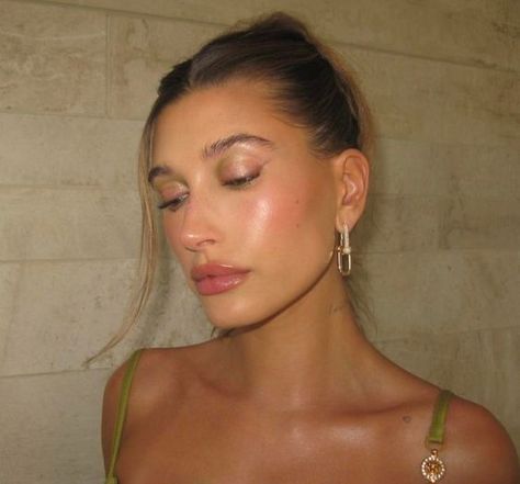 𝐁 𝐈 𝐎 𝐏 𝐇 𝐈 𝐋 𝐈 𝐀 - Beauty Hailey Bieber Outfits, Dewy Makeup, Green Makeup, Glam Look, Natural Glam, Glowy Makeup, Natural Makeup Looks, Prom Makeup, Glam Makeup