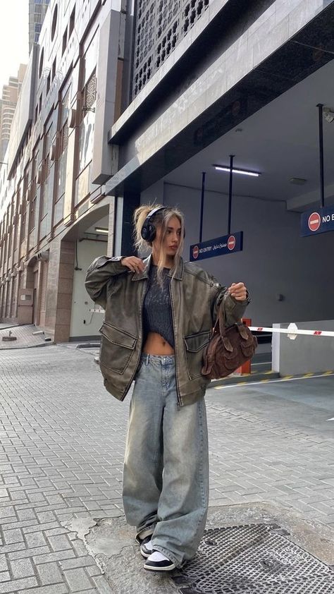 Tap on the pin for the most exciting women’s streetwear trends for fall! 📌 fall outfits women | fall fashion | fall aesthetic | outfit inspirationen herbst 2023 | fall outfits 2023 | fall fashion 2023 | fall fashion autumn outfits | fall outfits aesthetic | herbst outfit damen | fall fits | autumn outfit | autumn outfit women | autumn aesthetic | autumn outfits aesthetic | autumn fits Baggy Feminine Outfits, Pakaian Hipster, Looks Adidas, 00s Mode, Winter Outfits Aesthetic, Skandinavian Fashion, Nashville Outfits, Chique Outfits, Streetwear Mode