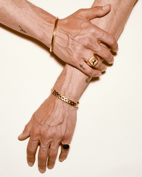 Richard Biedul wears #DavidYurman 18K gold rings and bracelets. ​ Richard Biedul, Jewellery Editorial, Man Gold Bracelet Design, Jewellery Aesthetic, Mens Jewellery, Simple Silver Jewelry, Jewelry Editorial, Bracelets Handmade Diy, Mens Fashion Classic