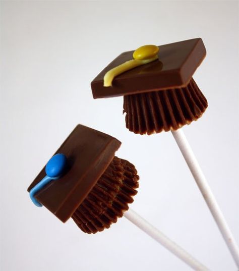 Graduation candy pops! (just change that blue to #Baylor green!) #sicem Graduation Candy, Sons Graduation, Graduation Cupcakes, Candy Pop, Graduation Hat, Graduation Caps, Graduation Celebration, Graduation Cakes, Candy Making