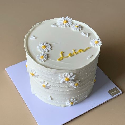 White Cake With Daisies, White Cake With Yellow Flowers, Easy Daisy Cake, Simple Daisy Cake, Daisy Cakes Ideas, Daisy Themed Birthday Cake, Daisy Cake Ideas Simple, Daisy Baby Shower Cake, White Daisy Cake