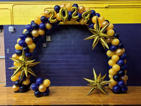 Circle Balloon Arch Graduation, Graduation Table Centerpieces, Graduation Tables, Foil Number Balloons, Graduation Balloons, Balloon Columns, Number Balloons, Graduation Decorations, Foil Balloons