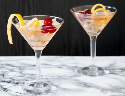 Honey Martini, Cranberry Juice Recipes, Cranberry Cocktail Recipe, Cocktails To Try, Cranberry Cocktail, Martini Recipe, Vodka Martini, Martini Recipes, Juice Drinks