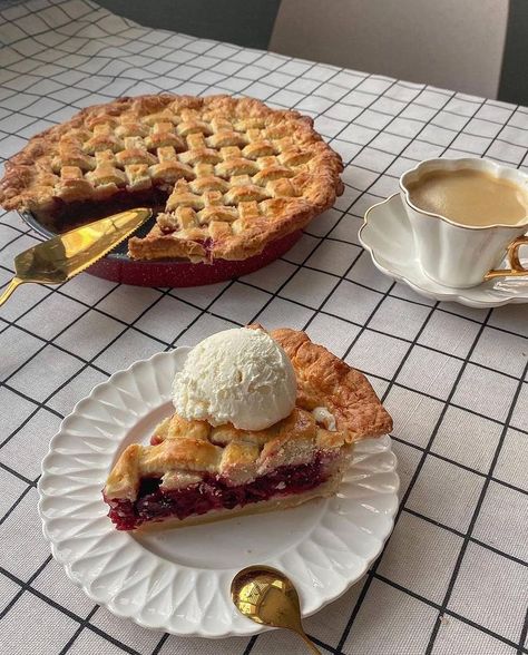 Strawberry Pie, Think Food, Fall Baking, Food Obsession, Cafe Food, Pretty Food, May 1, Food Cravings, Aesthetic Food