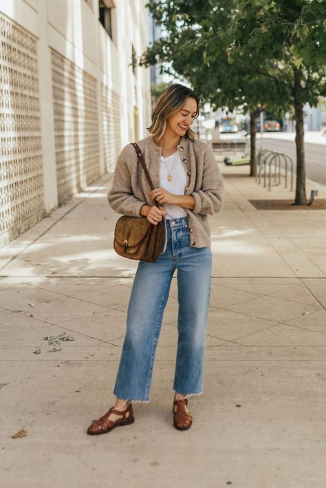 Fall 2024 Cardigan, Minimalist Winter Style, Jeans With Cardigan Outfit, Fall Outfits For Older Women, Effortless Outfits Casual, Oatmeal Cardigan Outfit, Timeless Womens Fashion, Womens Cardigan Outfits, Natural Casual Style