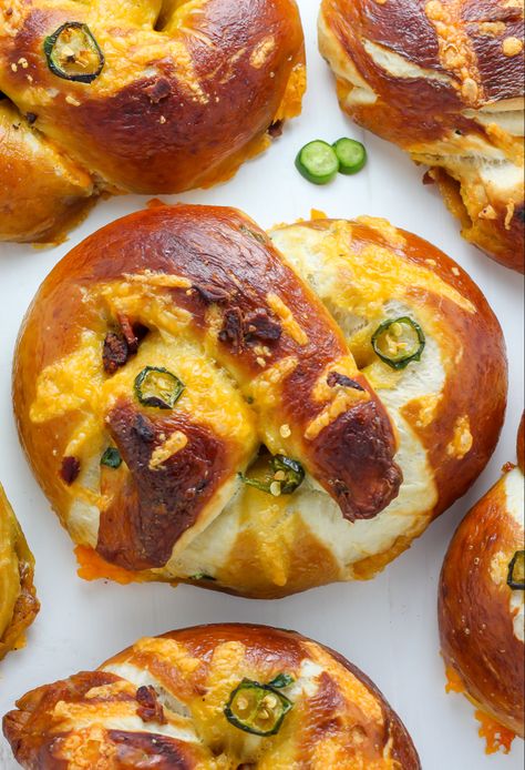 Stuffed Pretzels, Stuffed Jalapeno, Soft Pretzel Recipe, Baked Breads, Homemade Soft Pretzels, Pretzels Recipe, Cakes Recipes, Savoury Baking, Soft Pretzels