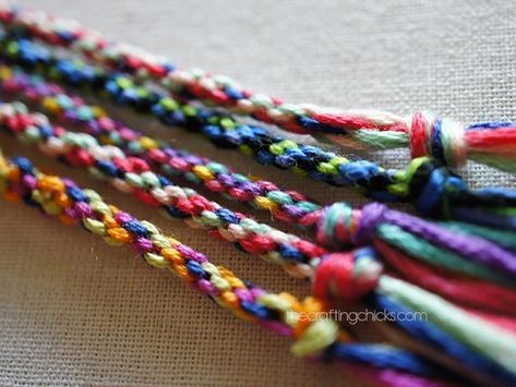 Jellyfish Bracelets are the perfect activity for the kids this summer! Embroidery Floss Bracelets, Floss Bracelets, Diy Friendship Bracelet, Diy Friendship Bracelets Tutorial, Homemade Bracelets, Embroidery Bracelets, Friendship Bracelets Tutorial, Diy Friendship Bracelets Patterns, Thread Bracelets