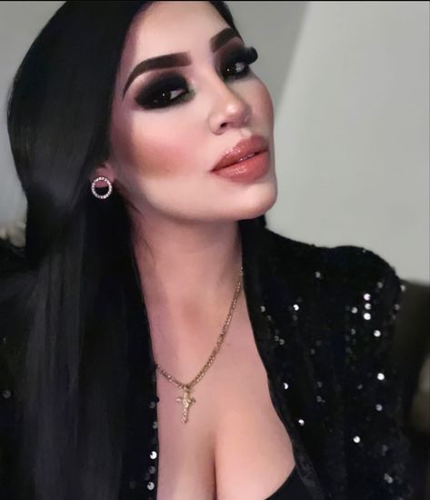 Buchona Makeup Looks, Buchona Hairstyles, Narco Wife Aesthetic, Buchona Makeup, Buchona Vibes, Mexican Makeup, Dark Smokey Eye Makeup, Glittery Eye Makeup, Black Smokey Eye Makeup