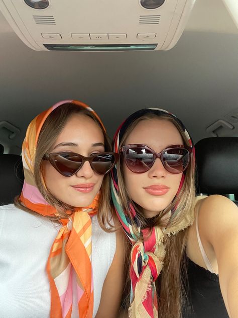 Big Sunglasses Outfit, Big Sunglasses Aesthetic, Head Scarf And Sunglasses, Vintage Sunglasses Aesthetic, Photo With Bestie, Pink Scarf Outfit, Summer Head Scarf, Serving Cvnt, Head Scarf Outfit