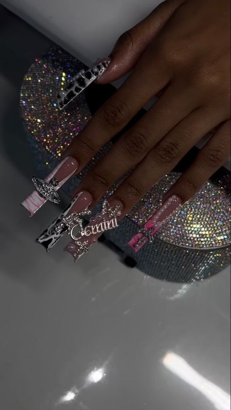 17 Birthday Nail Ideas Acrylic, Birthday Nails Aquarius, Baddie Long Acrylic Nails, Birthday Baddie Nails, Baddie Long Nails, Baddie Birthday Nails Long, Gemini Nails Designs, Long Birthday Nails, Cute Freestyle Nails