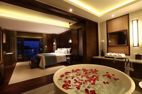 Pictures for just room and others. » 💛. #fictiongénérale # Fiction générale # amreading # books # wattpad Hotel Bathroom Design, Hotel Suite Luxury, Luxury Hotel Room, Luxury Mirror, Best Boutique Hotels, Hotel Bathroom, Sanya, Bedroom Hotel, Hotel Suites