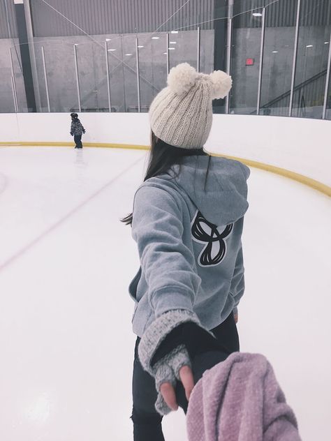 Ice Skating Pictures, Skating Pictures, Skating Aesthetic, Cute Date Ideas, Aesthetic Couple, Wattpad Romance, Foto Poses, Cute Couples Photos, Sarah J Maas