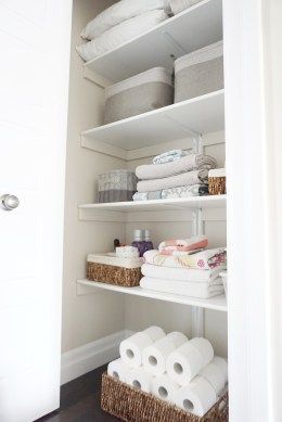 Bathroom Closet Organization Ideas, Linen Closet Design, Folded Towels, Bathroom Linen Closet, Linen Closet Storage, Airing Cupboard, Bathroom Closet Organization, Organizing Linens, Closet Organization Ideas