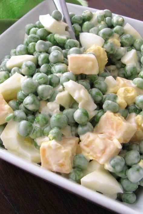 Nothing but standard stuff in this quick salad recipe. Just mix peas, mayonnaise, egg, cheese, and onion and enjoy it! Salad With Cheddar Cheese, Easy Pea Salad, Green Pea Salad, Quick Salad Recipes, Cheddar Cheese Recipes, Vegetable Salads, Pea Salad Recipes, Creamy Peas, 1st Thanksgiving