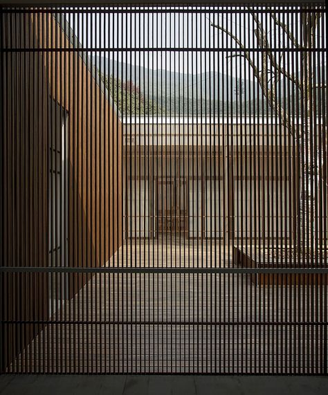 Courtyard - Screen | Architects: Li Xiaodong Atelier. Photography by © Martijn de Geus. Timber Screens, Wood Screens, Casa Patio, Brick Facade, Facade Architecture, Landscape Architecture, Architecture Details, Modern Architecture, Interior Architecture