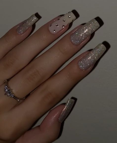 Black And Silver Nail Designs With Rhinestones, Simple Nails Square Long, Black Nails With Rhinestones Simple, Glitter Square Acrylic Nails, Black Rhinestone Nail Designs, Black Nails Ideas Glitter, Nail Gems Designs, Glitter Nails Square, Silver Sparkly Nails