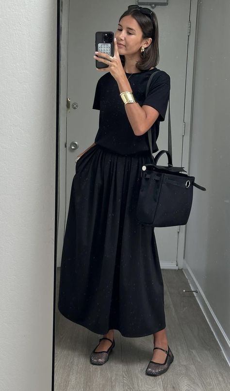 Black Maxi Skirt Office Outfit, Full Midi Skirt Outfit, Poplin Skirt Outfit, September Outfits Casual, Smart Casual Outfit Women, Black Midi Skirt Outfit, Minimal Chic Outfits, Capsule Wardrobe Women, Looks Pinterest