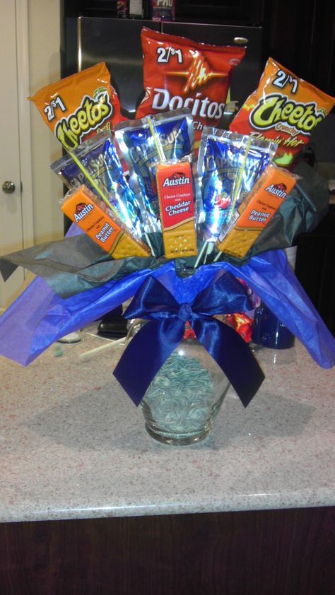 SNACK BOUQUET Chip Bouquet, Snack Bouquet Diy, Lolly Gifts, Snacks Bouquet, Bouquet Gift Ideas, Boy Bouquet, Diy Edible Gifts, Candy Bar Bouquet, Snack Bouquet