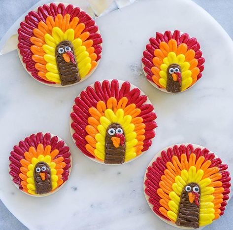 1,244 Likes, 8 Comments - Wilton Cake Decorating (@wiltoncakes) on Instagram: “ICYMI: @thedessertpantry took over our Instagram Stories today! 🦃 Check it out to see how she made…” Hamburger Cupcakes, Turkey Cookie, Thanksgiving Snacks, Turkey Cookies, Wilton Cake Decorating, Thanksgiving Cookies, Wilton Cakes, Thanksgiving Desserts, Fall Baking