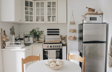 Small Home Tour: Heather and Family in 600sqft in NYC — 600sqftandababy Fall Dining Room Table, Coffee Table Small Space, Tiny Living Space, Coffee Table Ideas, Small Apartment Interior, Family Of 5, Apartment Life, Coastal Living Room, Shared Bedrooms