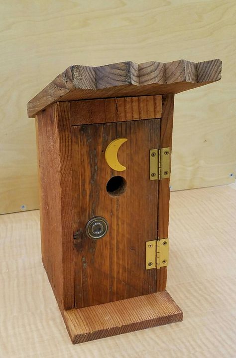 Outhouse birdhouse Outhouse Birdhouse, Brid House, Birdhouse Ideas, Out Houses, Bird Box, Butterfly House, Model Railroading, Bird Houses Diy, Bird Boxes