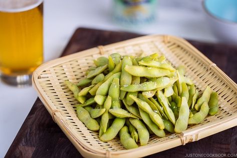 What is Edamame and How Do You Cook It How To Cook Edamame, Melon Pan Recipe, Fish Pastry, Japanese Appetizer, Japanese Vegetarian Recipes, Japanese Appetizers, Vegetarian Japanese, Japanese Rice Balls, Melon Pan