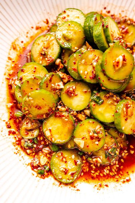 This Korean cucumber salad is a quick and easy recipe with both spicy and tangy notes, for a truly delicious culinary journey. Naturally gluten-free and vegan. Gochugaru Cucumber, Korean Pickles, Oi Muchim, Korean Cucumber Salad, Gluten Free Family Meals, Korean Cucumber, Best Salads Ever, Spicy Cucumber Salad, Spicy Cucumber