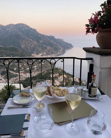 Italy Summer, Italy Aesthetic, Italian Summer, Romantic Dinners, European Summer, Best Places To Travel, Dream Destinations, Travel Aesthetic, Amalfi