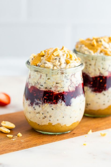 You’ll love waking up to these peanut butter and jelly overnight oats! Protein-rich peanut butter and chia seed jam are swirled in with the creamy oats for a delicious and healthy breakfast. Creamy Oats, Oats Protein, Chia Seed Jam, Eating Bird Food, Peanut Flour, Healthy Food Habits, Peanut Butter Roll, Peanut Butter And Jelly, Plant Strong