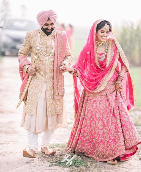 Very beautiful 😍couple holding each other's hand and Their smile looks very cute🤩 Pink Bridal Lehenga With Groom, Dark Pink Bridal Lehenga, Sikh Wedding Dress, Dusty Pink Outfits, Rimple And Harpreet Narula, Pink Bridal Lehenga, Sikh Bride, Punjabi Couple, Indian Bridal Photos