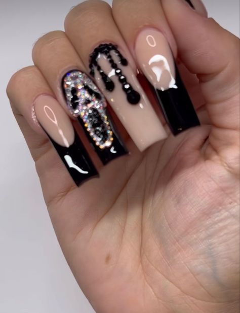 Diamond Scream Nails, Ghost Face Rhinestone Nails, Halloween Nails Scream Face, Acrylic Nails Ghostface, Ghost Face Acrylic Nails, Scream Valentine Nails, Ghost Face Nails Pink, Long Acrylic Nails Halloween, Scream Themed Nails