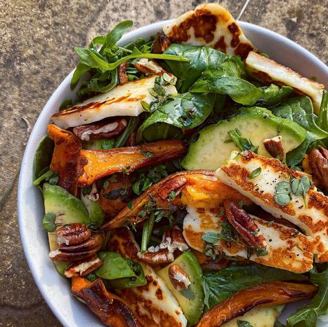 Recipe With Halloumi, Halloumi Recipes Dinner, Halloumi Recipes, Halloumi Salad, Plats Healthy, Roasted Sweet Potato, Lemon Honey, Idee Pasto, Salad With Sweet Potato