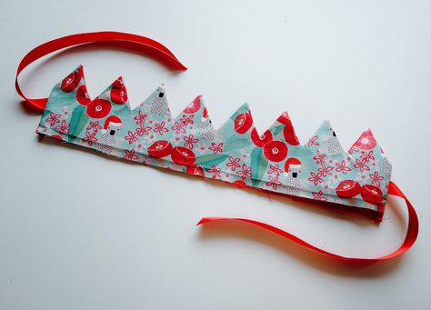 Diy Fabric Christmas Crackers, How To Make A Felt Crown, Festive Hats Christmas Diy, Fabric Christmas Crowns Pattern, Fabric Crown Diy Free Pattern, Fabric Christmas Crown, Fabric Crown Pattern Free, Diy Christmas Hats, Diy Christmas Crackers