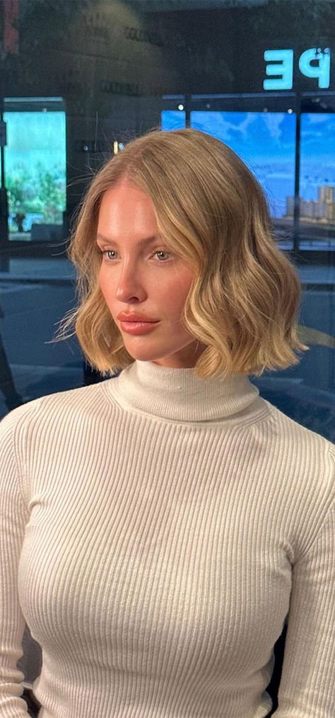 Short Hair Styles Elegant Classy, Short Soft Blonde Hair, Blonde Bob Ideas, Short Hairstyles Curled, Brown To Blonde Bob, Golden Bob Hair, Honey Strawberry Blonde Hair Short, Bob Flipped Ends, Short Honey Brown Hair