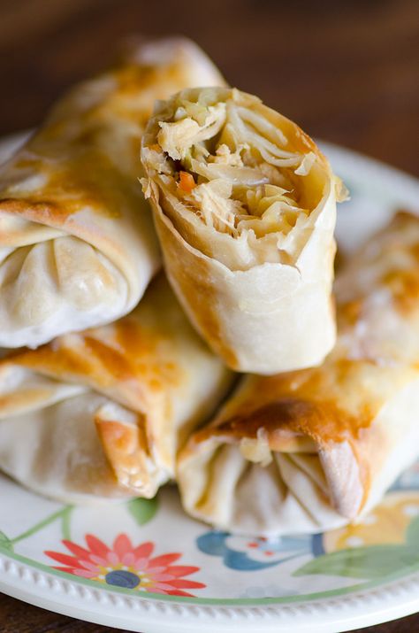 Easy Baked Chicken Egg Rolls Egg Roll Recipe, Homemade Egg Rolls, Chicken Egg Rolls, Chicken Spring Rolls, Freezer Friendly Meals, Egg Roll Recipes, Easy Baked Chicken, Roll Recipe, Egg Roll